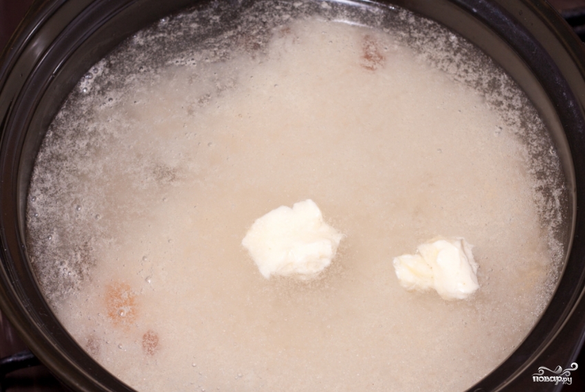 Рисовая вода с изюмом. После рвоты можно сварить рис и добавить кусочек сливочного масла.