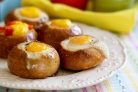 Булочки на завтрак с яйцом и начинкой