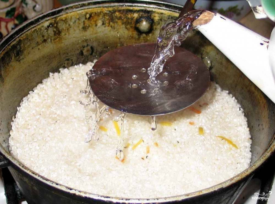 Какой водой заливают рис холодной или горячей. Залить рис кипятком для плова. Рис в кипятке фото. Залить двумя стаканами кипятка плов. Грузинский рецепт выпаривать.