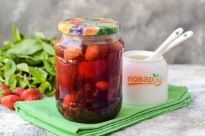 Компот из ежевики и клубники на зиму