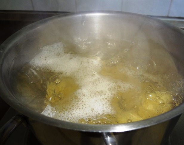 В подсоленной воде варят. Картофельное пюре с трюфельным маслом и пармезаном. Пюре в тесте на воде варится.