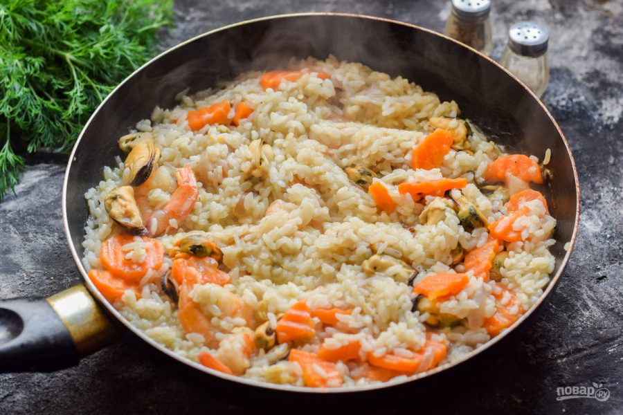 Рис с мидиями и креветками