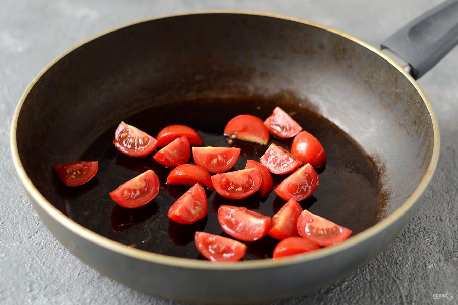Овощи с томатной пастой на сковороде. Черемша с томатной пастой. Черемша на сковороде с томатом. Жареные черри на сковородке. Черемша жареная с томатом.