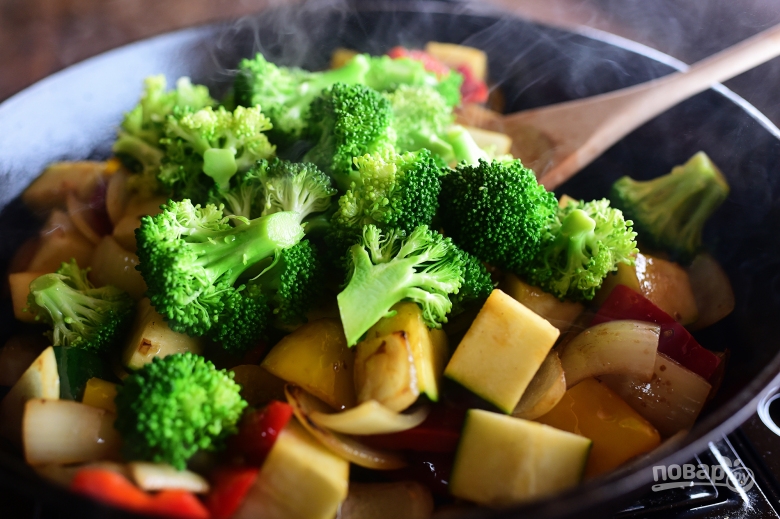 Замороженные овощи с соевым соусом. Жареные овощи. Овощи жареные банкет. Брокколи, жаренная методом стир-Фрай. Veggie Stir Fry.