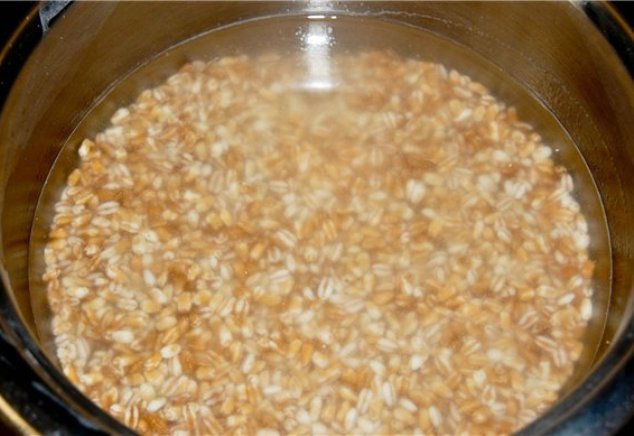 Гречка замоченная в воде. Сочива (вареная пшеница или рис с медом).. Пшеница склянка. «Сочиво» - это сухие зёрна размоченные в воде.