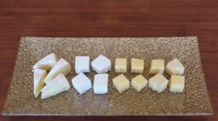 Нарезаем все виды сыра кубиками или дольками.
