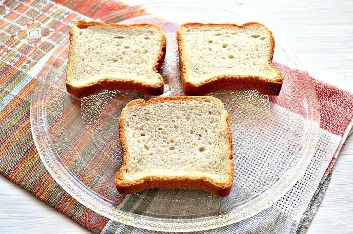 1. Нарежьте тонкими ломтиками хлеб (или используйте уже нарезанный, к примеру, тостовый). 