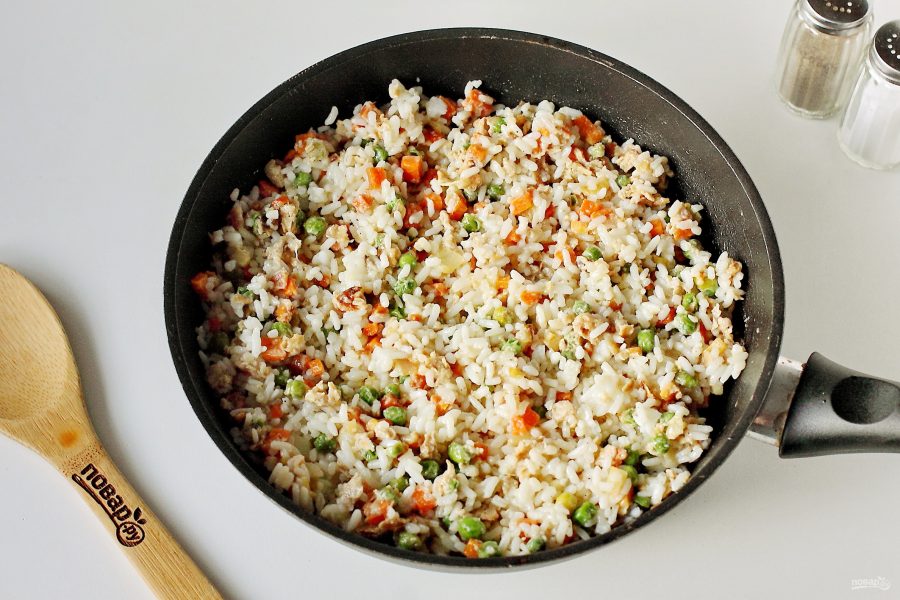 Жареный рис калории. Рис с яйцом по-китайски. Рис с овощами и яйцами (на сковороде) картинки.