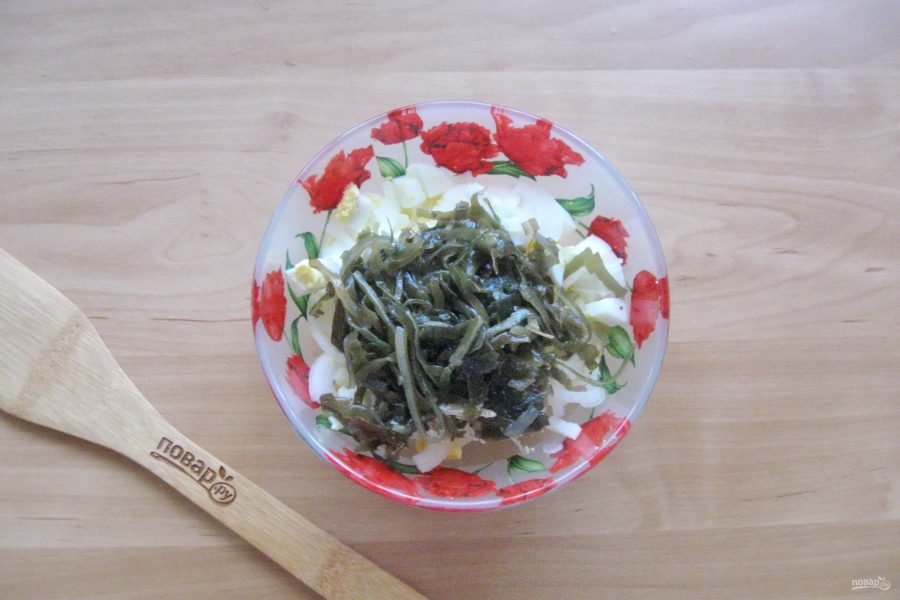 Салат с морской капустой и горбушей