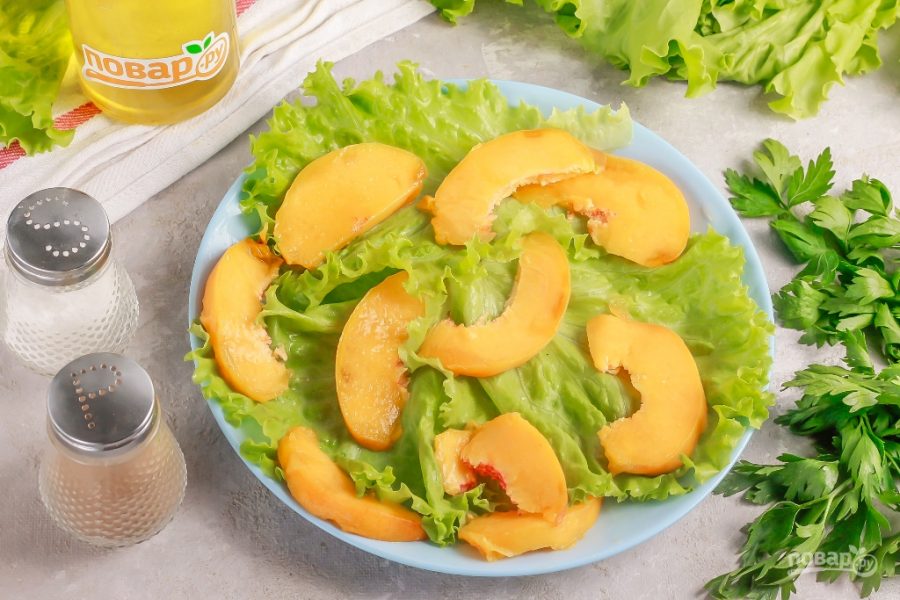 Салат с креветками и персиками