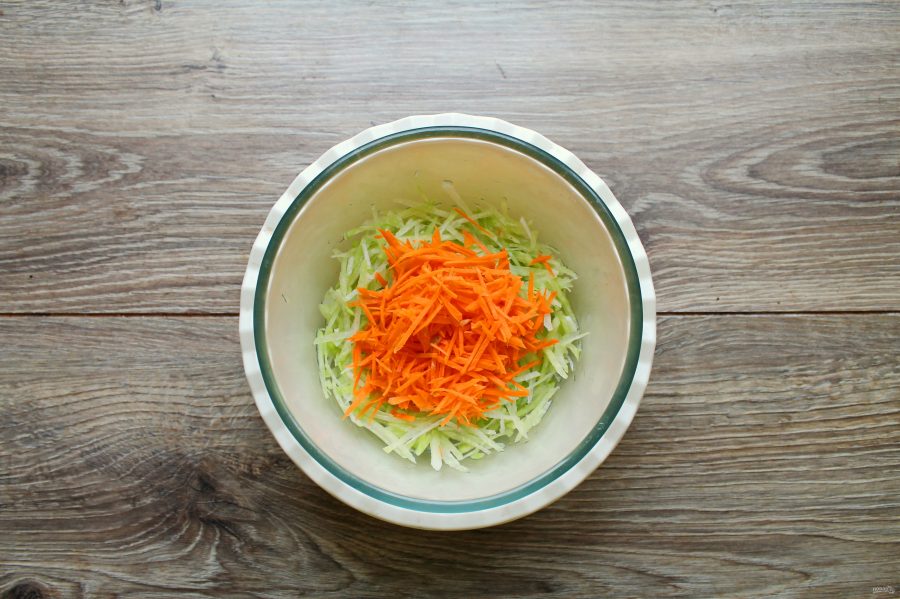 Салат из редьки, моркови и огурца