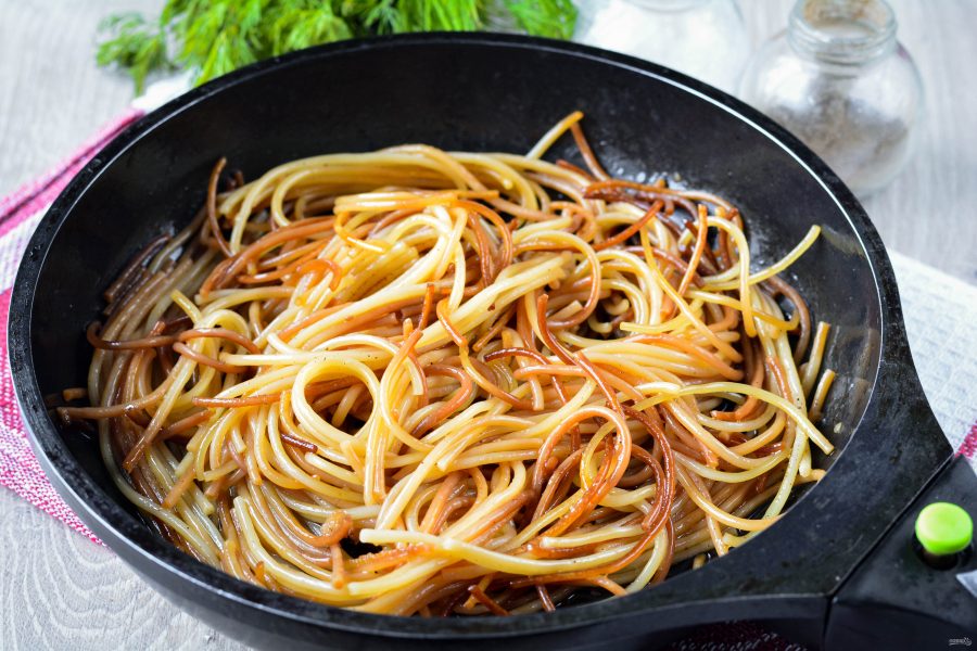 Лапша жареная на сковороде. Жареные макароны. Жареные спагетти. Макароны по-армянски жареные. Жареные спагетти на сковороде.