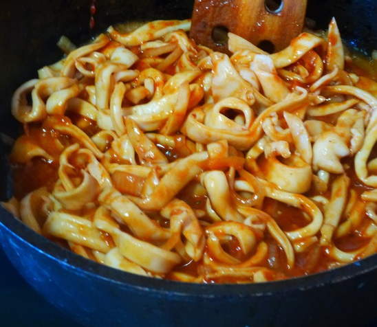 Приготовление кальмаров на сковороде с луком. Кальмары в томатном соусе. Кальмар жареный с луком. Жареные кальмары на сковороде. Кальмары в пряном соусе.