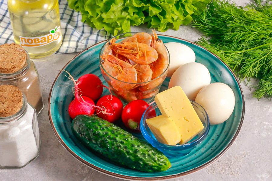 Салат с креветками и сырным омлетом