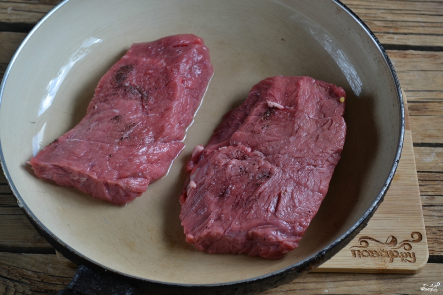 Нежная говядина на сковороде. Бифштекс из говядины классический фото пошагово рецепт.