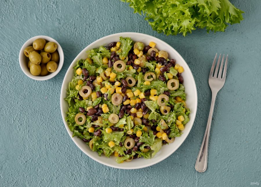 Салат с кукурузой и оливками