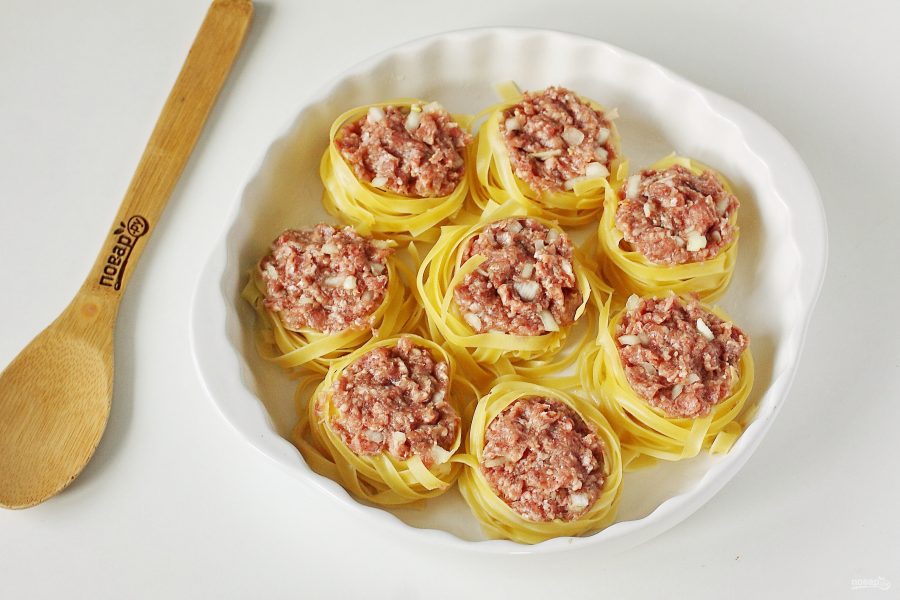Гнезда на сковороде с фаршем и сыром с томатной пастой рецепт фото