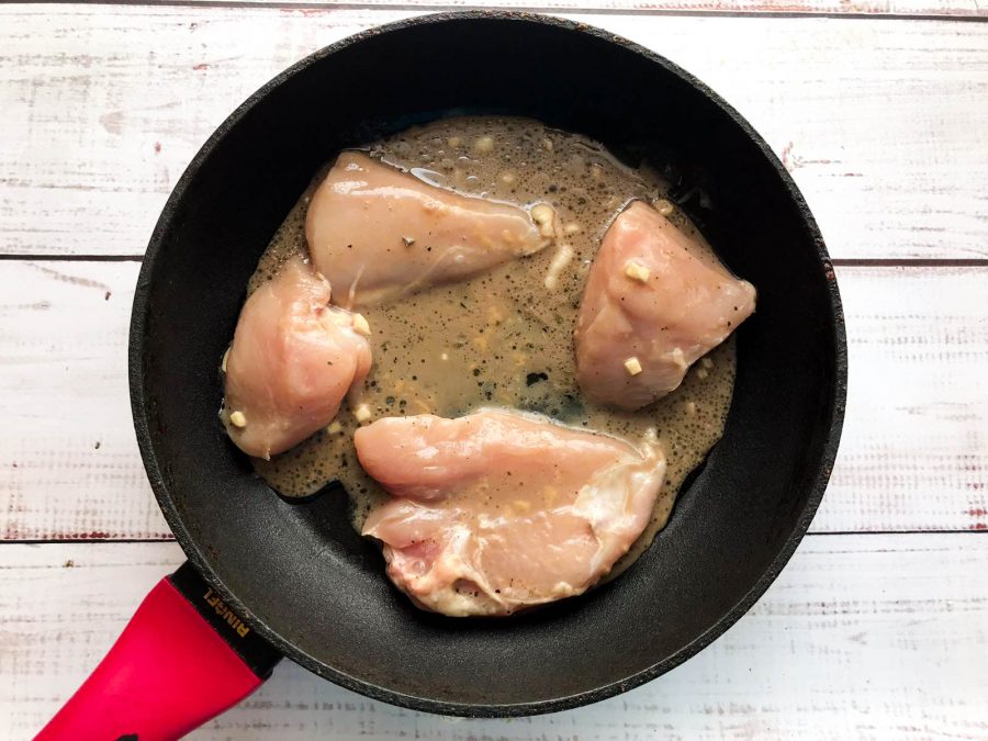 Приготовить вкусно грудку куриную на сковороде сочную. Куриная грудка в гранатовом соусе. Куриное филе в гранатовом соусе. Куриное мясо в гранатовом соусе в сковородке.