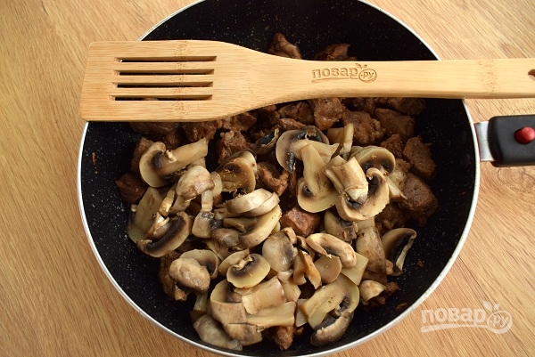 Мясо в сырном соусе с грибами