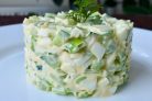 Простой салат с зеленым луком и огурцом