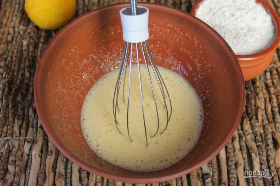 Взбитые яйца с сахаром. Печенье на оливковом масле. Оливковое масло для тесто. Можно делать печенье из оливкового масла.