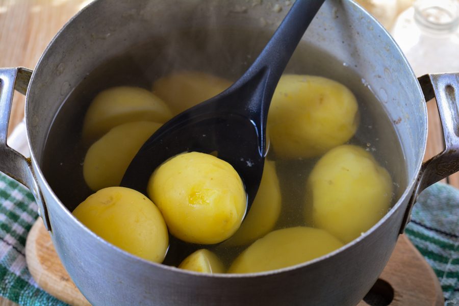 Картошку варить в холодной или горячей воде. Отваривание картофеля. Вареный картофель в кастрюле. Кастрюля с вареной картошкой. Вареная картошка.