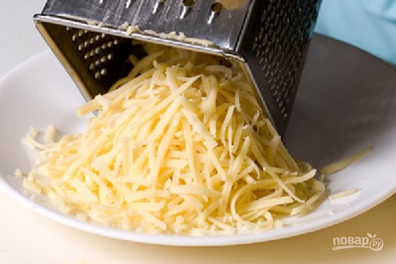 Сыр натрите на крупной терке, выложите четвертым слоем и смажьте его майоне...