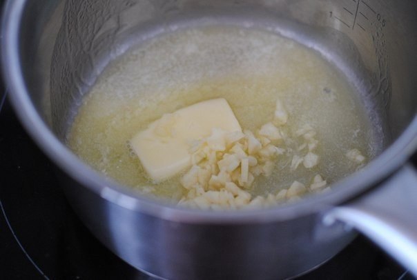 Рецепт Форель под чесночным соусом, запеченная на картофельной "подушке"