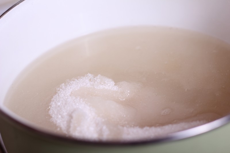 Домашний сахар на воде рецепт. Варёный сахар на воде. Сахар размешивают в воде фото. Как понять что сахар полностью растворился.