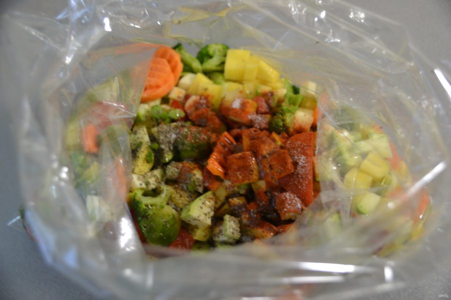 Запечь овощи в пакете. Овощи в пакете для запекания. Овощное рагу в пакете. Пакет для запекания овощи замороженные. Овощное рагу в духовке в пакете для запекания.