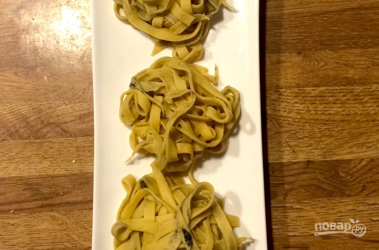Самодельная паста. Самодельные макароны. Самодельные макароны необычные. Спагетти самодельные рецепт.