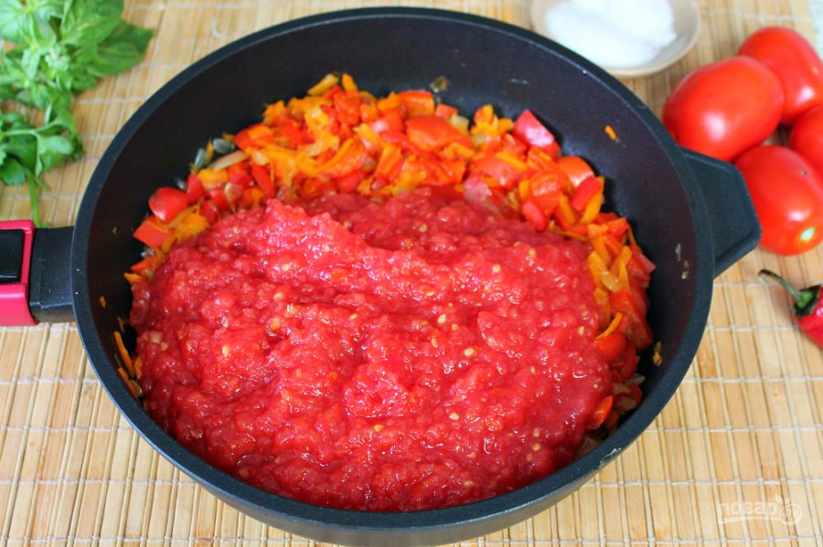 Болгарский перец через мясорубку на зиму. Что можно приготовить с болгарским перцем. Что можно приготовить томатов через мясорубку. Помидоры через мясорубку что с ними можно приготовить.