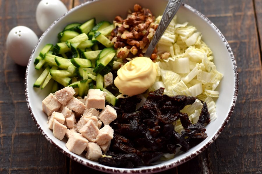 Салат с курицей, пекинской капустой и черносливом