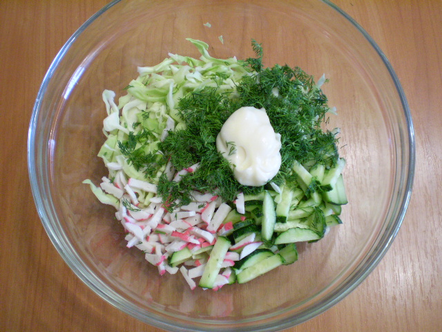 Капустный салат с крабовыми палочками