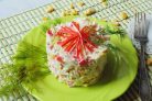 Салат с крабовыми палочками и сухариками