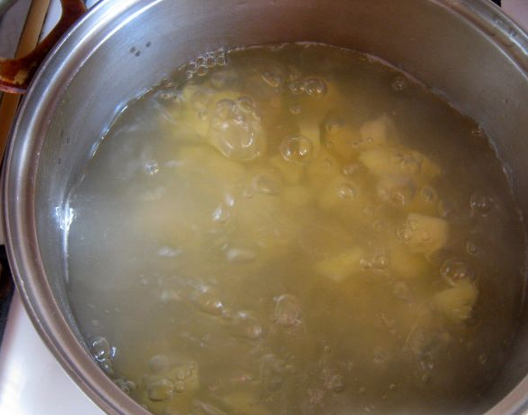 Картошку кидают в кипящую воду. Супы завариваемые кипятком. Китайский овощной суп порошок залить кипятком. Луковый угар рецепт. Как готовить суп что первым кидать картошку или курицу.