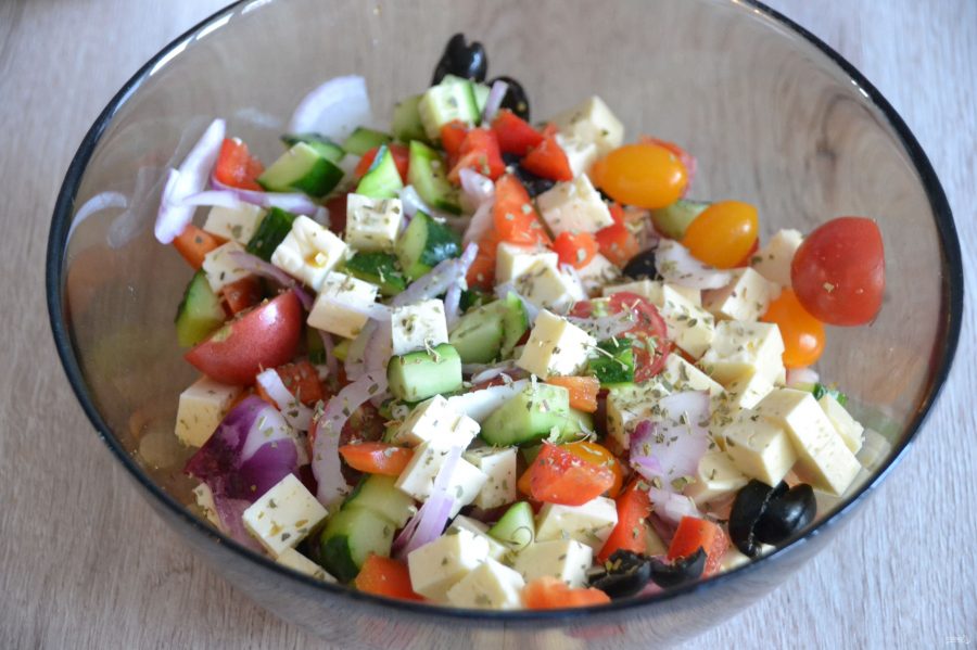Греческий салат с перепелиными яйцами