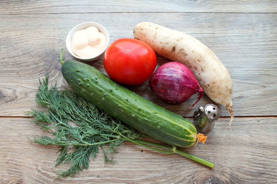 Салат с дайконом, огурцом и помидором