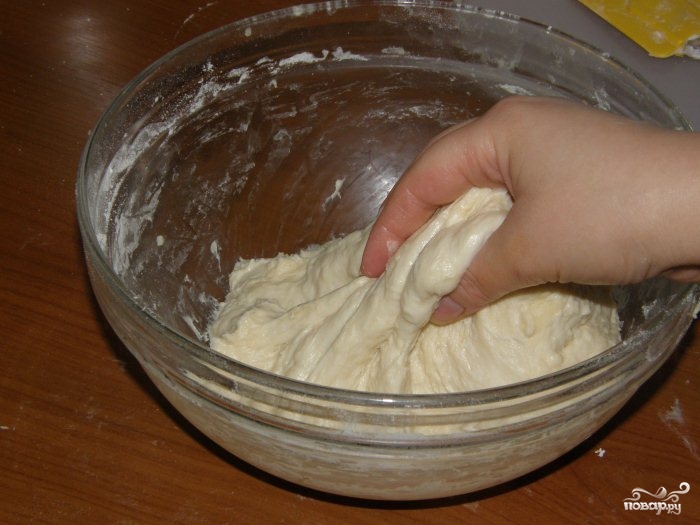 Правильно замешать тесто. Дрожжевое тесто. Замешивание дрожжевого теста. Дрожжевое тесто в миске. Замешивают тесто в миске.