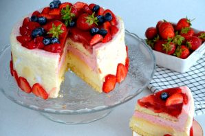 Муссовый торт с лимоном и клубникой