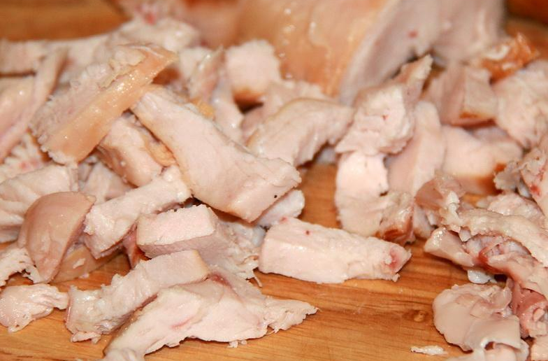 Что приготовить из копченой куриной. Нарезанная курица. Копченая курица нарезанная. Копчёная курица разрезанная. Копчёная курица грудка нарезанная.