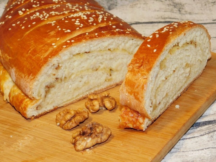 Торт из белого хлеба. Хлеб с сыром и орехи. Белый хлеб с сыром. Что можно приготовить из хлеба. Белый хлеб на сухих дрожжах