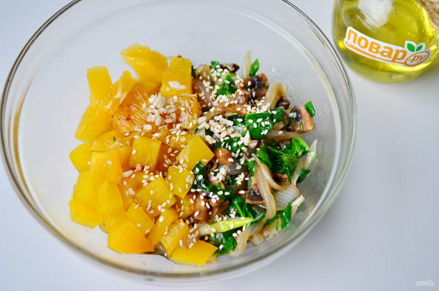 Салат со шпинатом, грибами и апельсинами