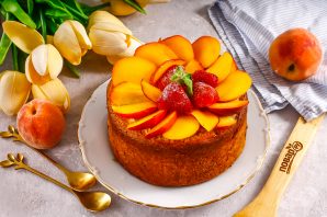 Пирог с клубникой и персиками