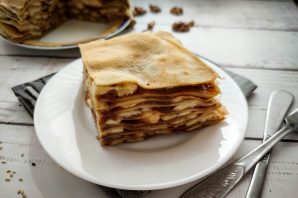 Блинный торт со сгущенкой и бананами