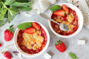 Десерт из клубники и ревеня