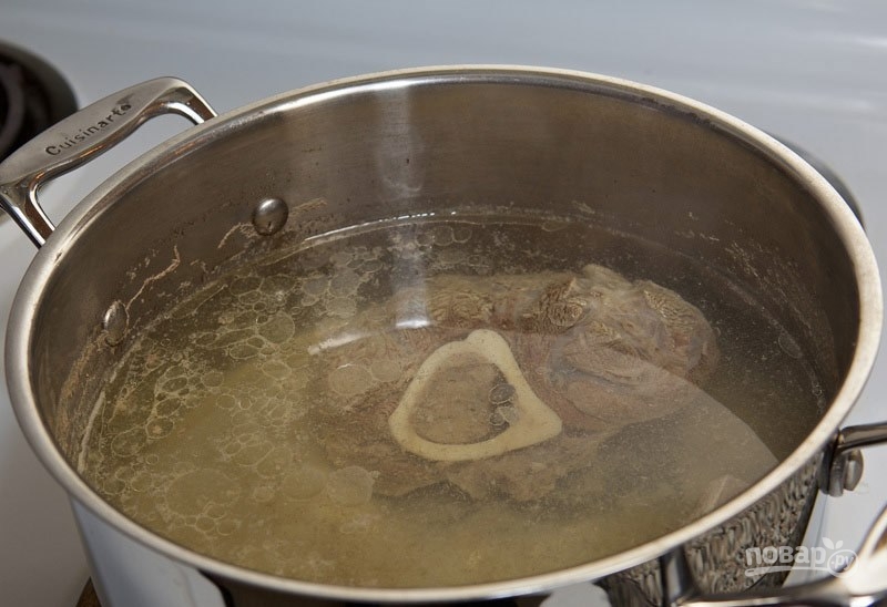 Томатный суп в кастрюле. 2/3 Кастрюли. Залить мясо варить на медленном огне. Взять кастрюлю налить воды
