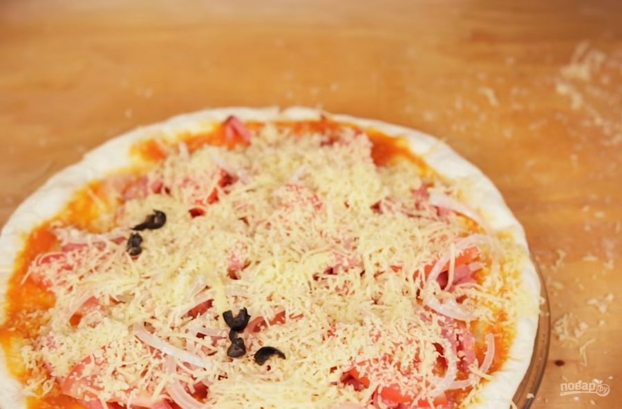 Пиццу посыпают сыром. Сырная пицца в микроволновке. Сверху посыпаем пиццу сыром и в микроволновку. Какой приправой посыпают пиццу. Рецепт пиццы в микроволновке за 5