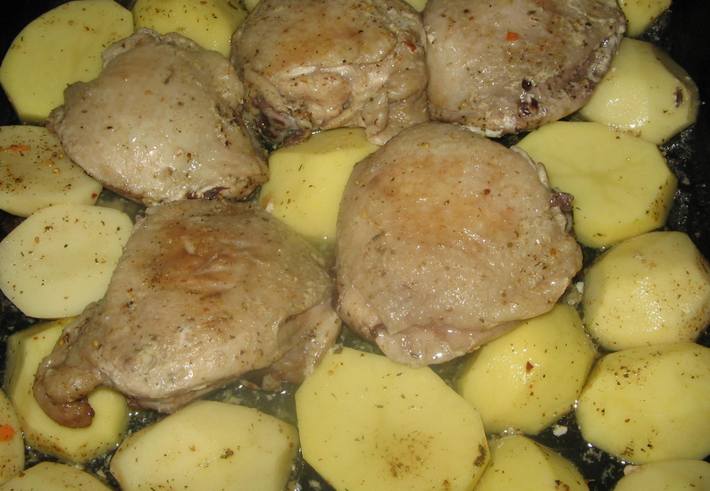 Рецепт Бедра куриные в духовке с картошкой