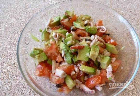 Салат с авокадо и морепродуктами